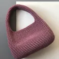 Вязаная сумка хобо лилового цвета