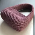 Вязаная сумка хобо лилового цвета