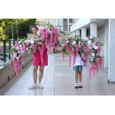 Объемная гирлянда из искусственных цветов свисающая