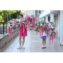 Объемная гирлянда из искусственных цветов свисающая