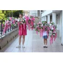 Объемная гирлянда из искусственных цветов свисающая