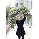 гирлянда из искусственных цветов в фиолетовых тонах