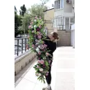 гирлянда из искусственных цветов в фиолетовых тонах