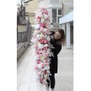 Розовая гирлянда из искусственных цветов