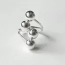 Кольцо из серебра с шариками размер 17.5-18