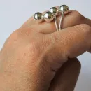 Кольцо из серебра с шариками размер 17.5-18