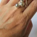 Кольцо из серебра с шариками размер 17.5-18