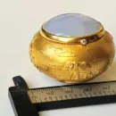 Карманная пепельница - таблетница из серебра с позолотой и халцедоном