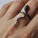 Серьги и кольцо из серебра с черной шпинелью "Змеи"