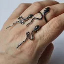 Серьги и кольцо из серебра с черной шпинелью "Змеи"