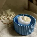 Свеча восковая в подсвечнике из гипса