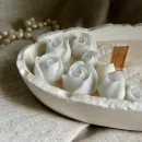 Свеча восковая в подсвечнике из гипса