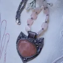 Кулон из кожи и розового кварца