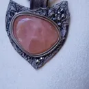 Кулон из кожи и розового кварца