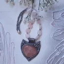 Кулон из кожи и розового кварца