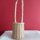 Корзинка плетеная из бумажной лозы