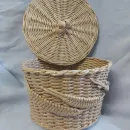 КОРЗИНА ПЛЕТЕНАЯ ИЗ ЭКОЛОЗЫ С КРЫШКОЙ. Корзина плетеная из эколозы с крышкой.