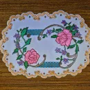 Салфетка "Розы в золотой виньетке" создана методом гильоширования. Ручная работа