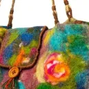 Сумка яркая в технике валяние из овечьей шерсти. Высота сумки 42 см, длина 30 см