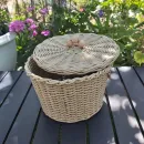 КОРЗИНА ПЛЕТЕНАЯ ИЗ ЭКОЛОЗЫ С КРЫШКОЙ. Корзина плетеная из эколозы с крышкой.