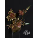 Набор аксессуаров для волос «Индира» в технике витраль: гребень и две шпильки в бордово‑золотистой гамме с цветочными мотивами. Ручная работа, аккуратная деталировка, элегантный дизайн для повседневных и торжественных причёсок.