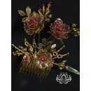 Набор аксессуаров для волос «Индира» в технике витраль: гребень и две шпильки в бордово‑золотистой гамме с цветочными мотивами. Ручная работа, аккуратная деталировка, элегантный дизайн для повседневных и торжественных причёсок.