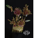 Набор аксессуаров для волос «Индира» в технике витраль: гребень и две шпильки в бордово‑золотистой гамме с цветочными мотивами. Ручная работа, аккуратная деталировка, элегантный дизайн для повседневных и торжественных причёсок.