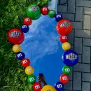 Фигурное зеркало в стиле M&M