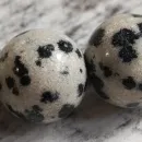 БРАСЛЕТ ИЗ ДАЛМАТИНОВОЙ ЯШМЫ Браслет из далматиновой яшмы