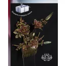 Набор аксессуаров для волос «Индира» в технике витраль: гребень и две шпильки в бордово‑золотистой гамме с цветочными мотивами. Ручная работа, аккуратная деталировка, элегантный дизайн для повседневных и торжественных причёсок.