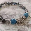 БРАСЛЕТ ИЗ АЗУРИТА С АПАТИТОМ И РУНАМИ Браслет из азурита с апатитом и рунами