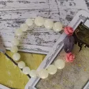 Браслет из пренита с аметистом и кораллом