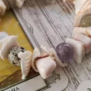 БРАСЛЕТ ИЗ РАКУШЕК С КАМНЯМИ Браслет из ракушек с камнями