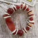 БРАСЛЕТ С АГАТОМ ИЗ СЕРДОЛИКА И РАКУШЕК Браслет с агатом из сердолика и ракушек