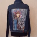 Куртка джинсовая с принтом ручной работы  "Бегущая с волками" по одноименной книге юнгианского психолога Клариссы Пинколы Эстес