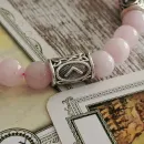 БРАСЛЕТ ИЗ РОЗОВОГО КВАРЦА С РУНАМИ Браслет из розового кварца с рунами