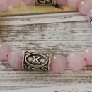 БРАСЛЕТ ИЗ РОЗОВОГО КВАРЦА С РУНАМИ Браслет из розового кварца с рунами