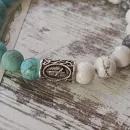 Браслет из бирюзы и кахолонга с рунами