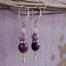 СЕРЬГИ С ЧАРОИТОМ, АМЕТИСТОМ И ФОСФОСИДЕРИТОМ Серьги с чароитом, аметистом и фосфосидеритом