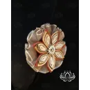 Изысканный цветок из атласных лент ручной работы — аксессуар для волос с заколкой-автоматом. Выполнен в нейтральных тонах с использованием золотистых, кремовых и терракотовых оттенков, украшен сверкающим кабошоном