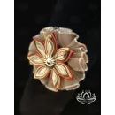 Изысканный цветок из атласных лент ручной работы — аксессуар для волос с заколкой-автоматом. Выполнен в нейтральных тонах с использованием золотистых, кремовых и терракотовых оттенков, украшен сверкающим кабошоном