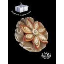 Изысканный цветок из атласных лент ручной работы — аксессуар для волос с заколкой-автоматом. Выполнен в нейтральных тонах с использованием золотистых, кремовых и терракотовых оттенков, украшен сверкающим кабошоном