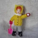 Елочная игрушка из шерсти. Девочка с лопаткой