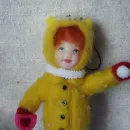 Елочная игрушка из шерсти. Девочка с лопаткой