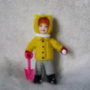 Елочная игрушка из шерсти. Девочка с лопаткой