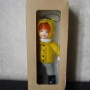 Елочная игрушка из шерсти. Девочка с лопаткой