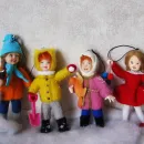 Елочная игрушка из шерсти. Девочка с лопаткой