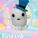 Вязаный брелок приведение