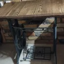 Стол деревянный из массива сосны на чугунном подстолье