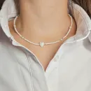 Чокер из бисера с сердечком из перламутра